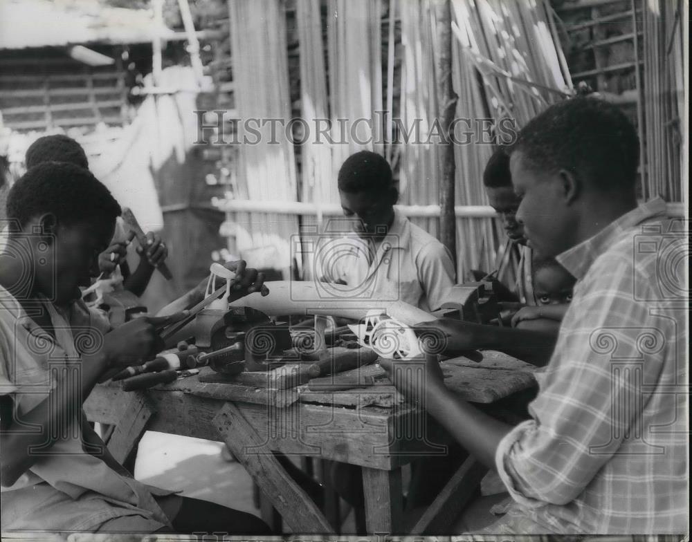 1966 Press Photo Native Artists living in Luanda Angola&#39;s Capital carving Ivory - Historic Images