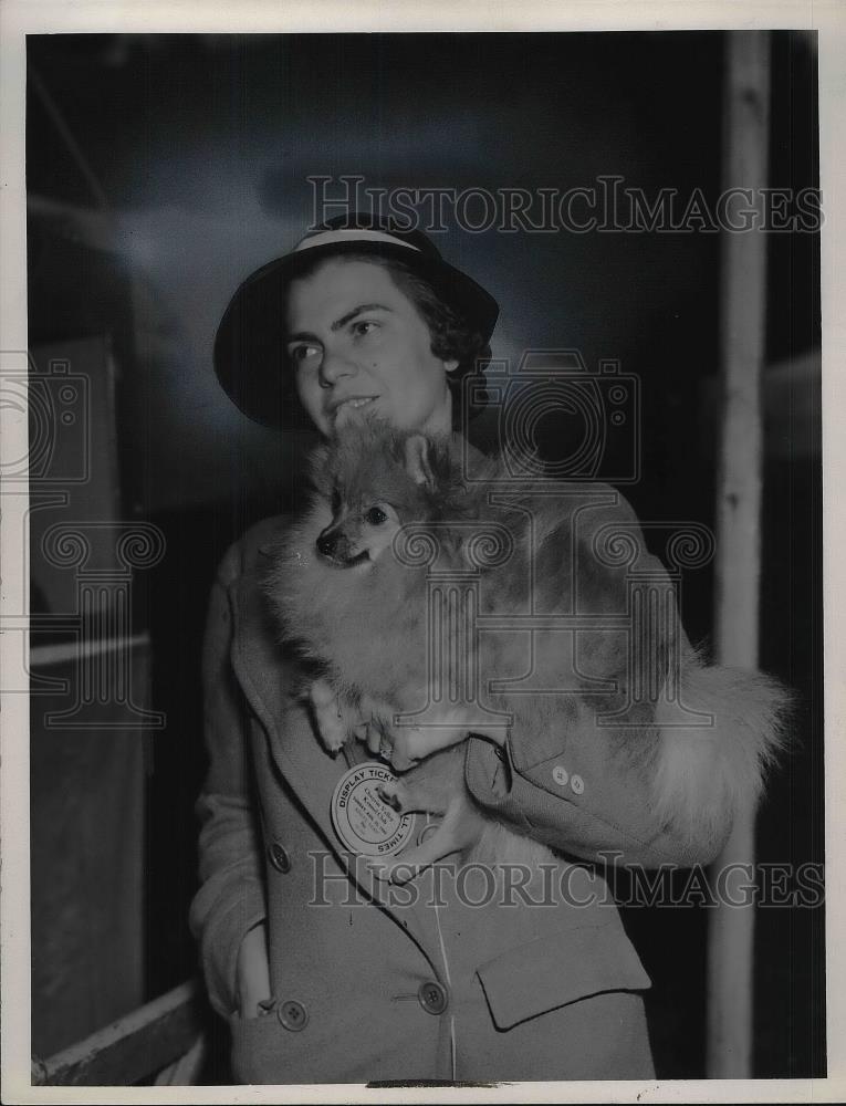 1940 Press Photo Edna Baker Poses With Orange Pomeranian - Historic Images