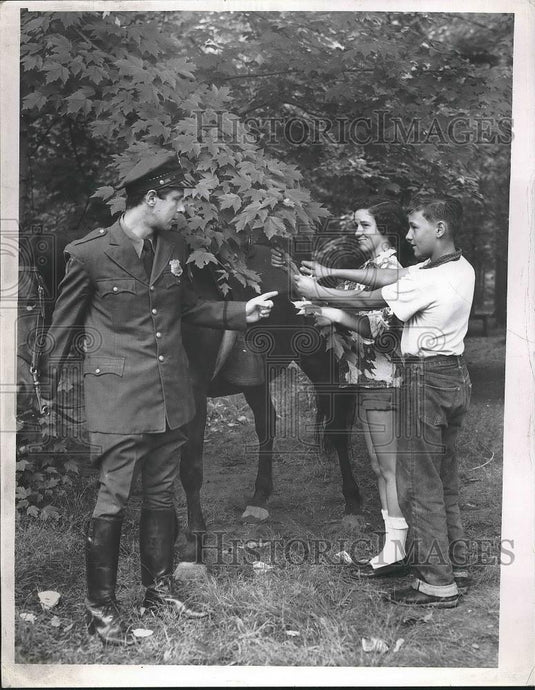 1956 Press Photo Park Patrolman Harry Patterson, Linda Birk, and Lenny Zitel - Historic Images