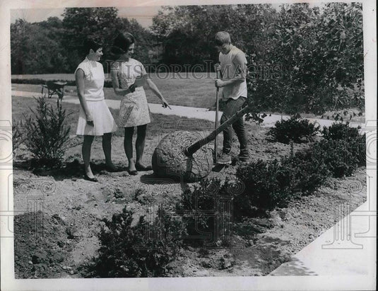 Press Photo Mike Carroll Of Fairview Park Plants Trees As Part Of Citizens Drive - Historic Images