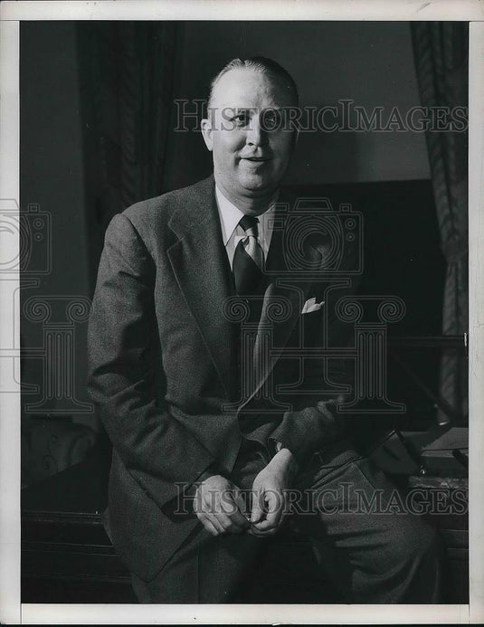 1948 Press Photo Wilson Of AT&T Sitting On Desk - Historic Images