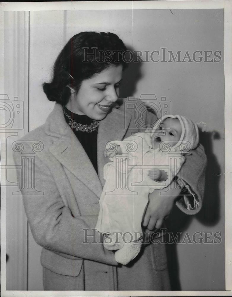 1940 Press Photo Susan Petsuch, Twin at 6 Months Born Early, Nurse Lena Portier - Historic Images