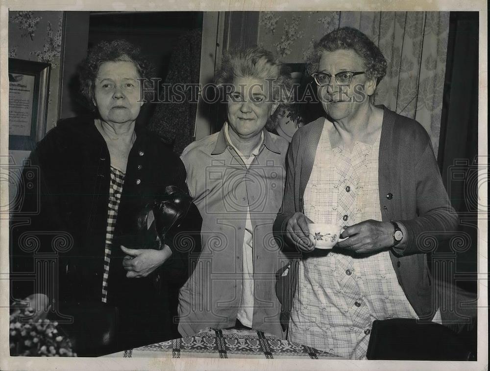 1962 Press Photo Esther Jones, Bonnie Biggerstaff, Ivy Grover, Hough Avenue Fire - Historic Images