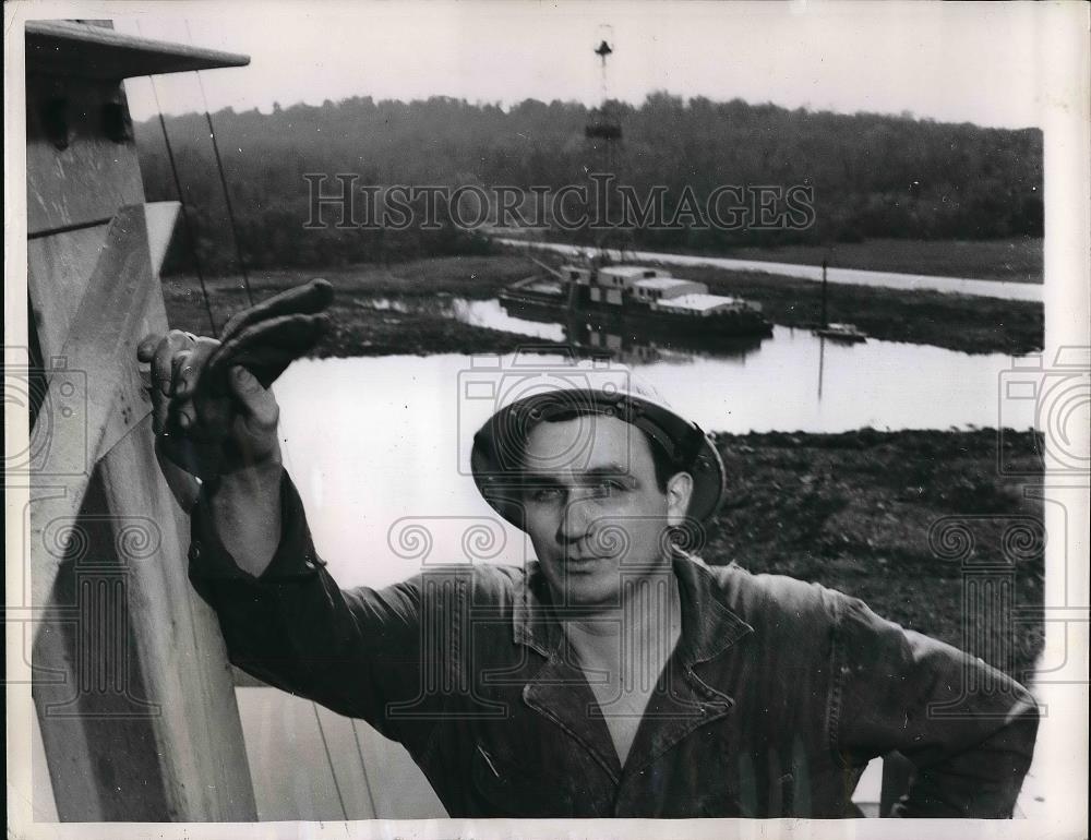 1949 Press Photo Derrick Man Clifford Smith on Steam Rig in Bayou - Historic Images