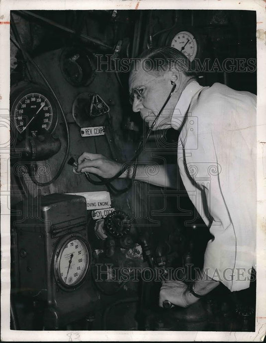 1950 Press Photo Dr.William M.Barr,Director of the Union Pacific research Lab. - Historic Images