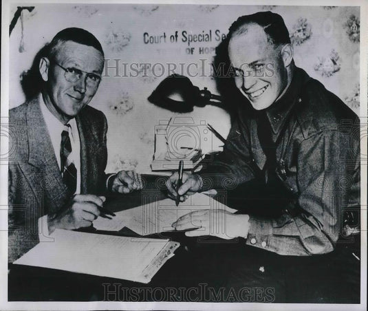 1951 Press Photo Deputy Sheriff Arthur Soammel with JOP Warren Smithem - Historic Images