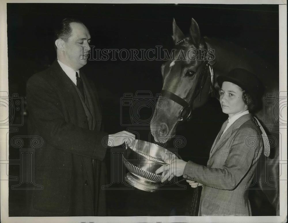 1938 Press Photo Arrigo Righi Presents Henry Dickson Trophy to Cleland at Show - Historic Images