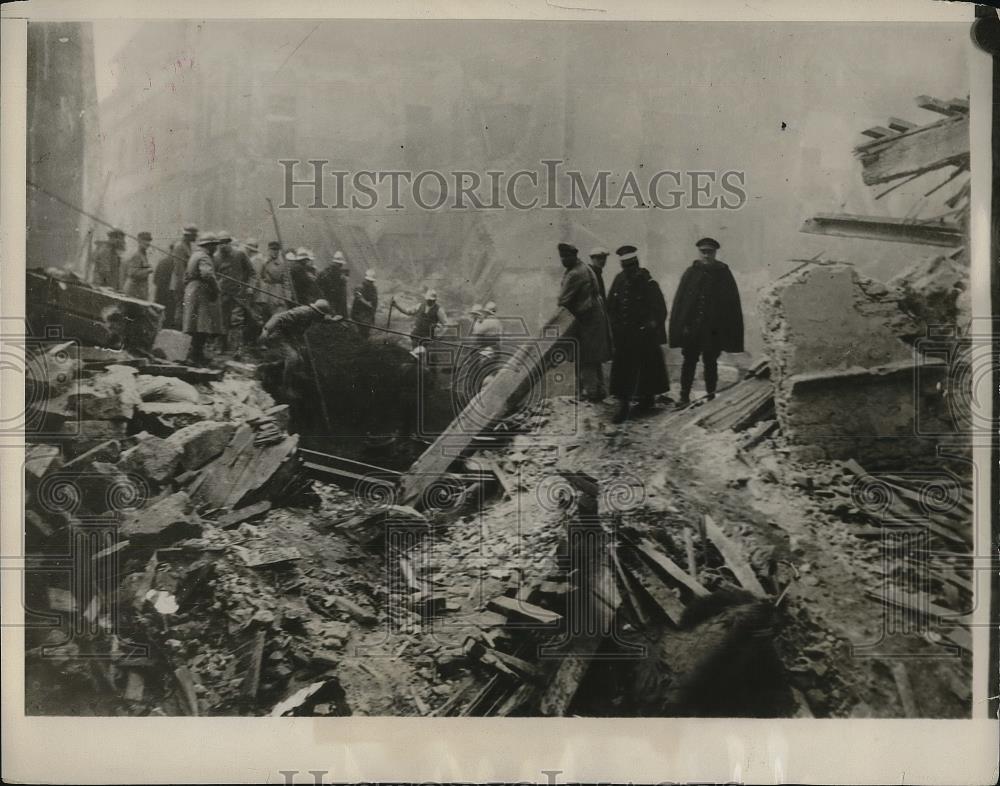 1938 Press Photo Rescue Workers at Landslide, St. Jean, Lyons, France - Historic Images