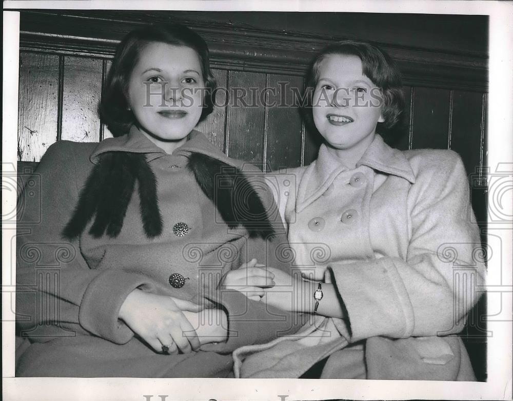 1950 Press Photo Eve Lynn Henricksen &amp; Diana Genaty, Milwaukee Runaways - Historic Images