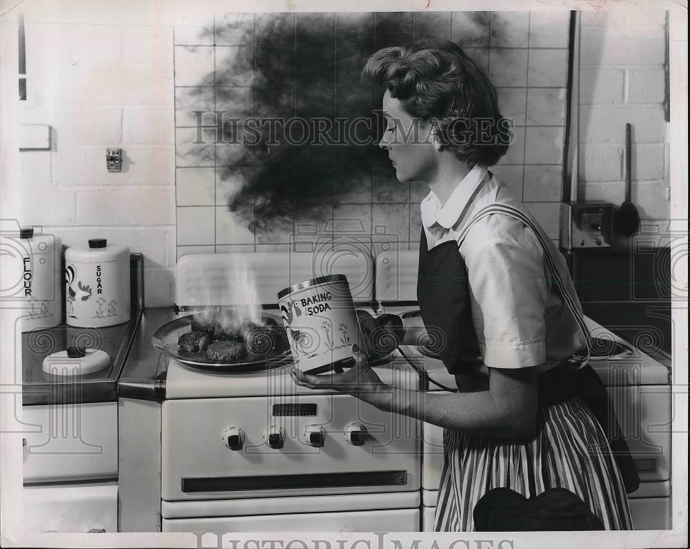 1955 Press Photo Lady Putting Baking Soda on Stove Fire - Historic Images