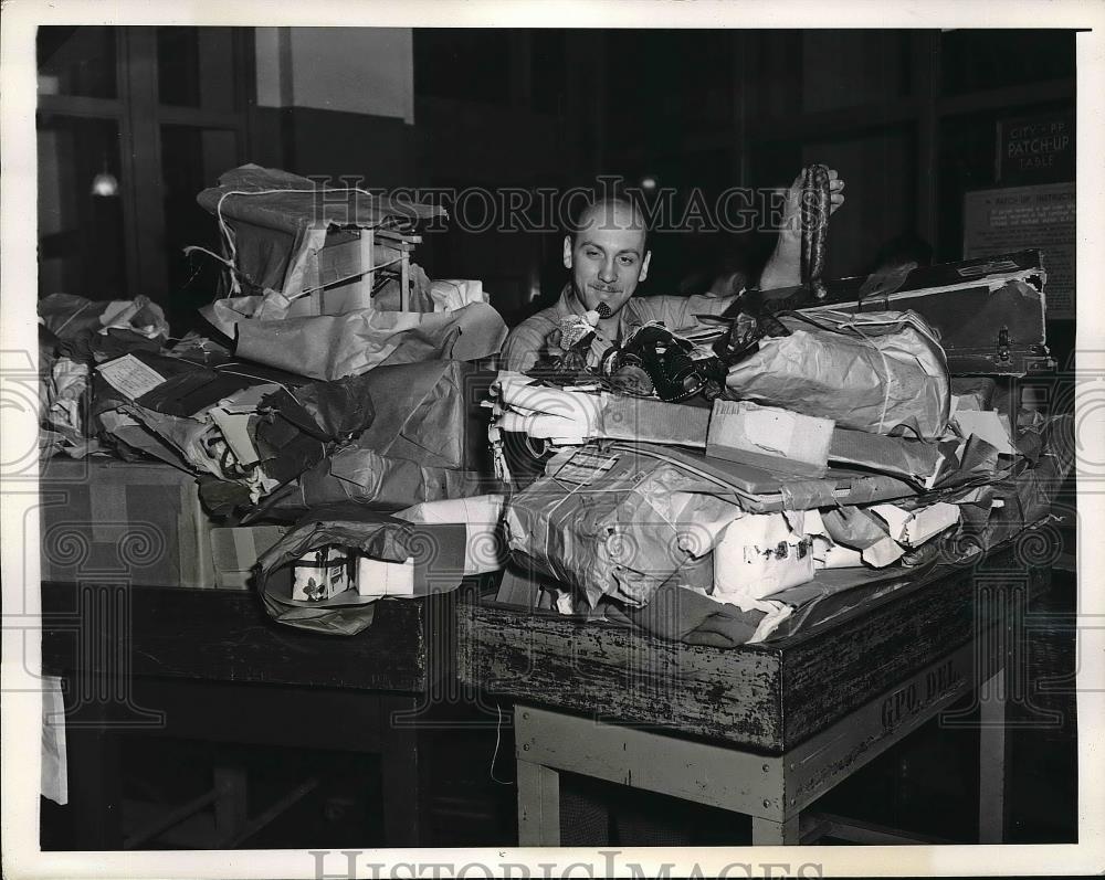 1941 Press Photo Employee at the General Post Office in New York - Historic Images