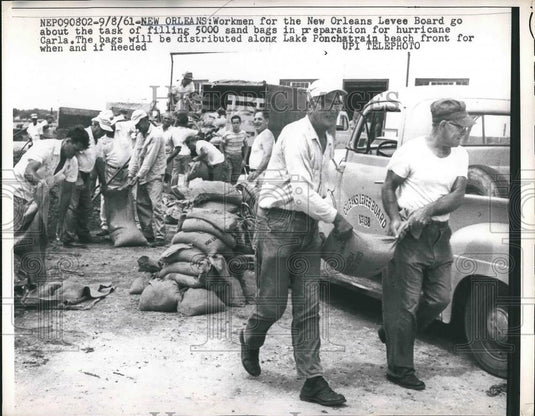 1961 Press Photo Workmen New Orleans Levee Board Fill Sand Bags Hurricane Carla - Historic Images
