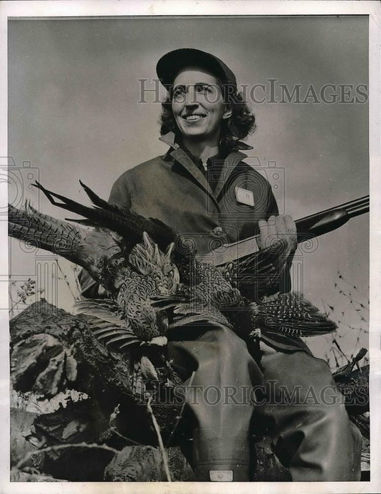 1943 Press Photo Martha Marter Of Edgewater, NJ Displays Pheasant - Historic Images