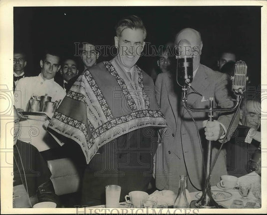 1943 Press Photo VP Henry Wallace wearing a chamanto in Santiago, Chile - Historic Images
