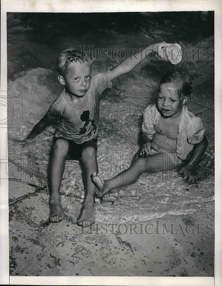 1948 Press Photo George Oetkin &amp; Joyce Alice Brinston Play In Salt Water Pool - Historic Images