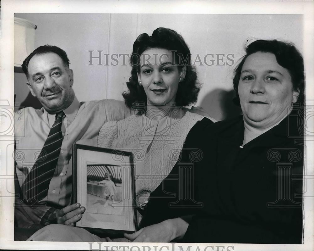 1944 Press Photo Mrs. Mildred Van Orden left 3-year-old son at Foundling Home - Historic Images