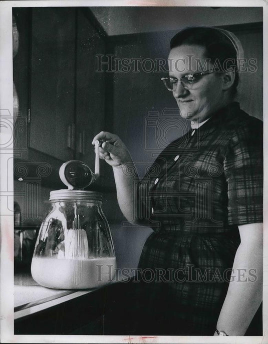 1965 Press Photo Mrs. Pete E. Miller Churning Butter - Historic Images
