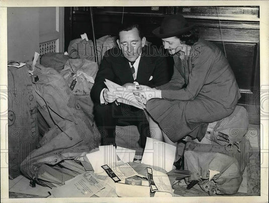 1938 Press Photo Senator Claude Pepper and Wife Read Letters of Congratulations - Historic Images