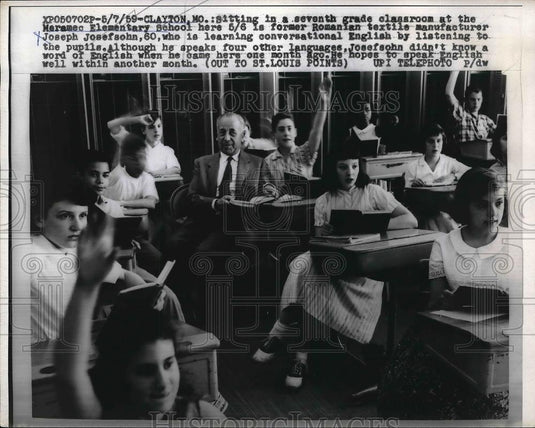 1959 Press Photo Joseph Josefsohn learning English in a 7th Grade Classroom - Historic Images