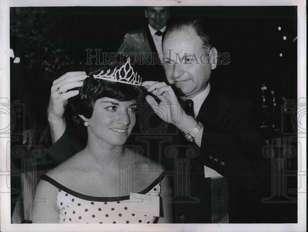 1956 Press Photo Alex Fleischman Puts Crown On Eileen Goran - Historic Images