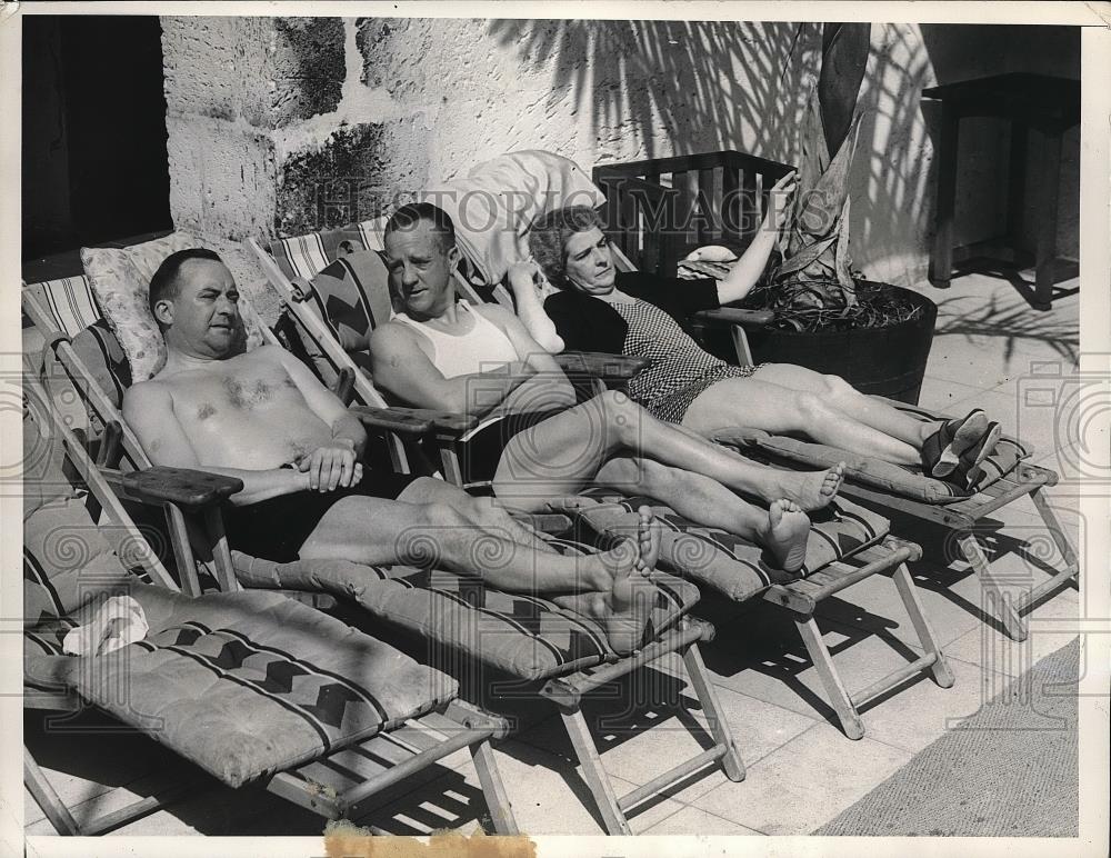 1935 Press Photo Robert Carter,Mr. &amp; Mrs. Stockton Soaking Up Sun On Vacation - Historic Images