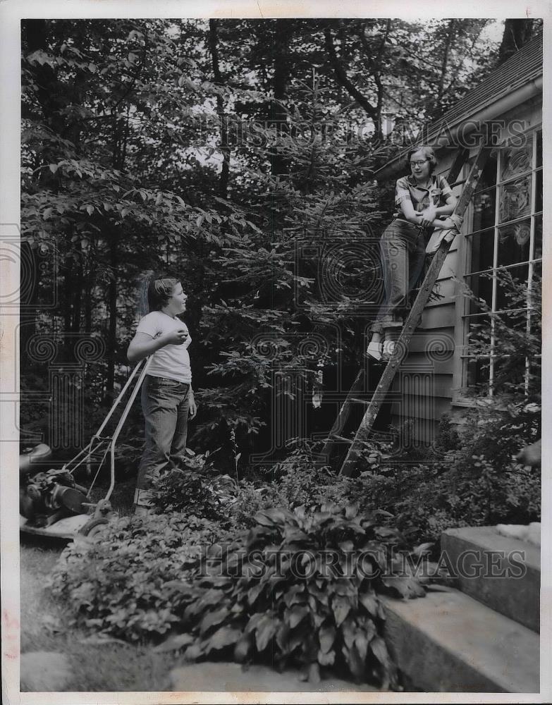 1953 Press Photo Gail Raymond Brecksville Rd, Carolyn Rice Washing window - Historic Images