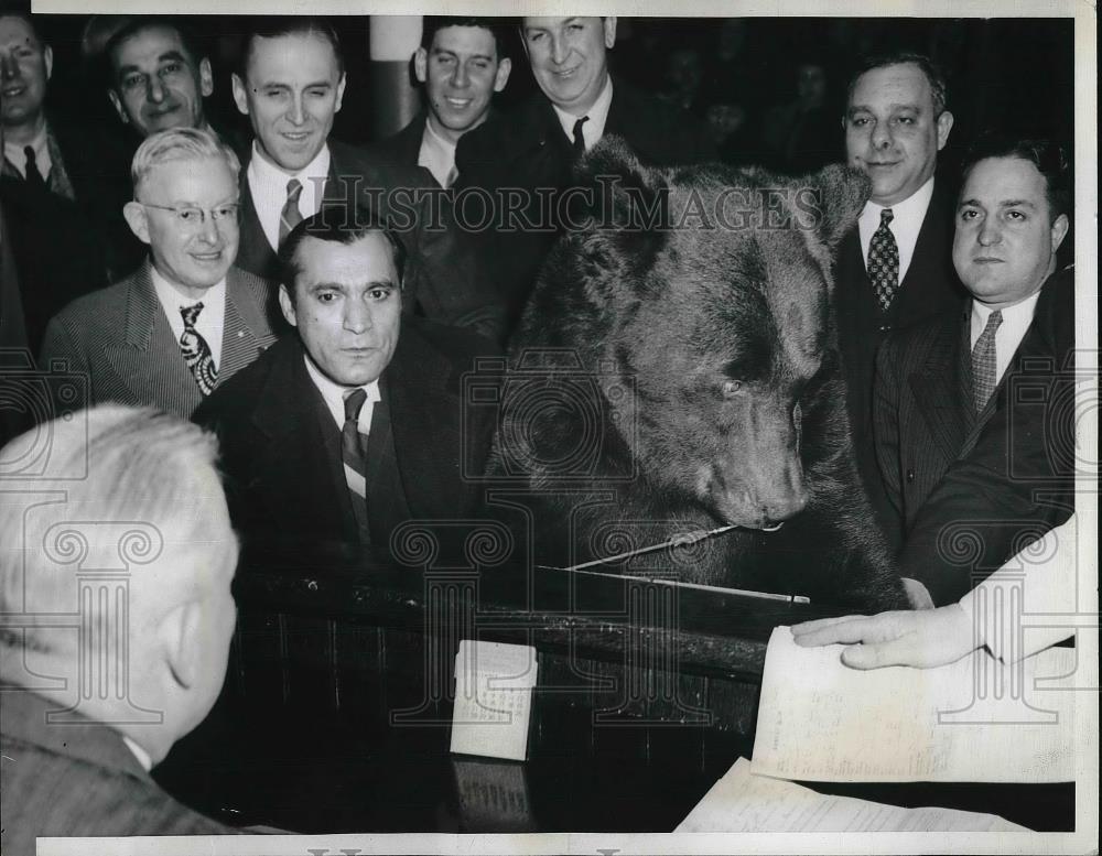 1942 Press Photo Gus Stevans with Russian Bear in Court for Housebreaking - Historic Images