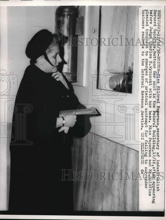 1958 Press Photo Mildred Paperman secretary of industrialist Bernard Goldfine - Historic Images