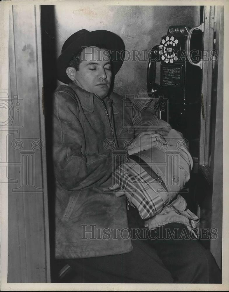 1943 Press Photo Asleep in phone booth Harry O&#39;Brian Springfield - Historic Images