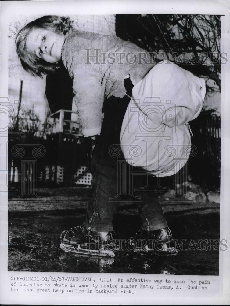 1963 Press Photo Kathy Owens learning how to skate. - Historic Images