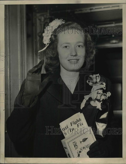 1944 Press Photo Mrs. Barbara Johnson Smiles and waves - neb23928 - Historic Images