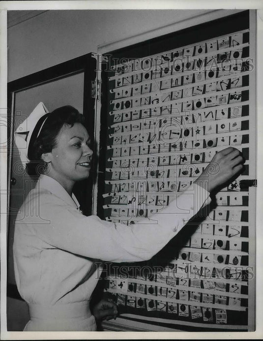 1958 Press Photo Nurse C. Elizabeth Partridge at Childrens Medical Center - Historic Images