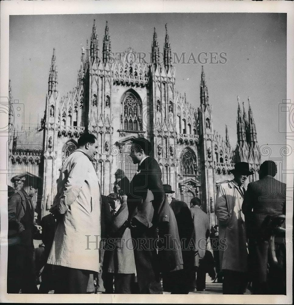 1948 Press Photo Famous Milan Cathedral in Background Italy - Historic Images