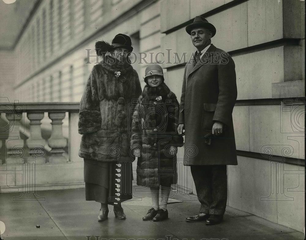 1925 Press Photo Congressman Coyle With Family In Washington D.C. - Historic Images
