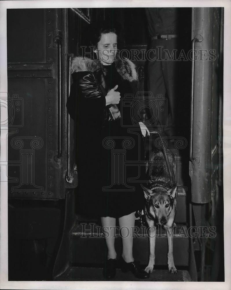 1943 Press Photo Margaret Hale &amp; Seeing Eye Dog Myrt - Historic Images