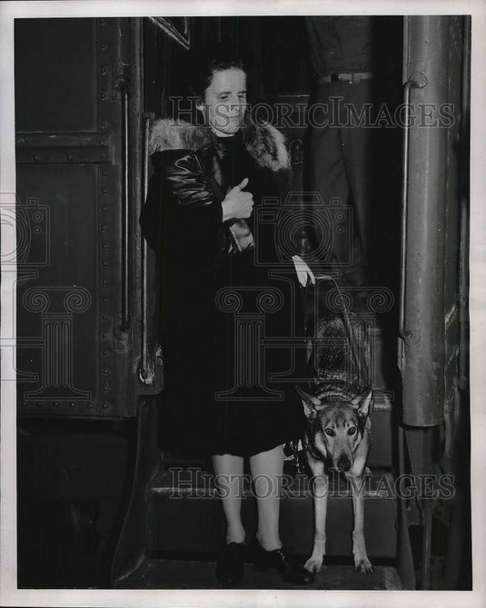 1943 Press Photo Margaret Hale & Seeing Eye Dog Myrt - Historic Images