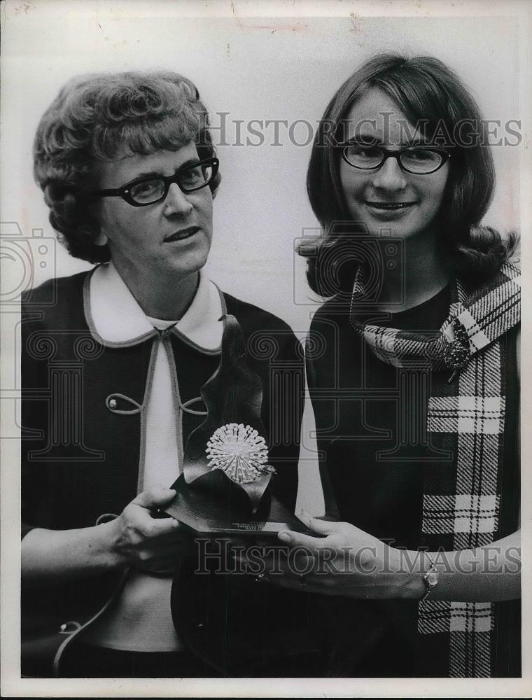 1970 Press Photo Mrs. Eleanor Vesel, Vicki Vesel, Student Winner - Historic Images