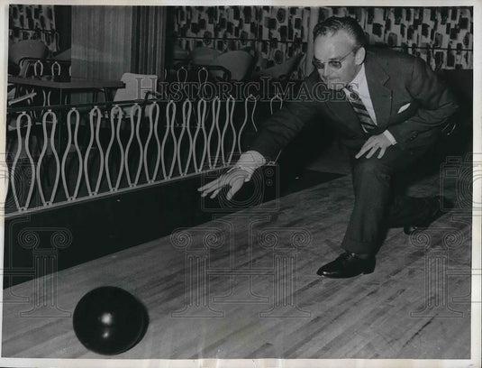 1960 Press Photo Monaco's Prince Rainier Shows That Bowling Is Down His Alley - Historic Images