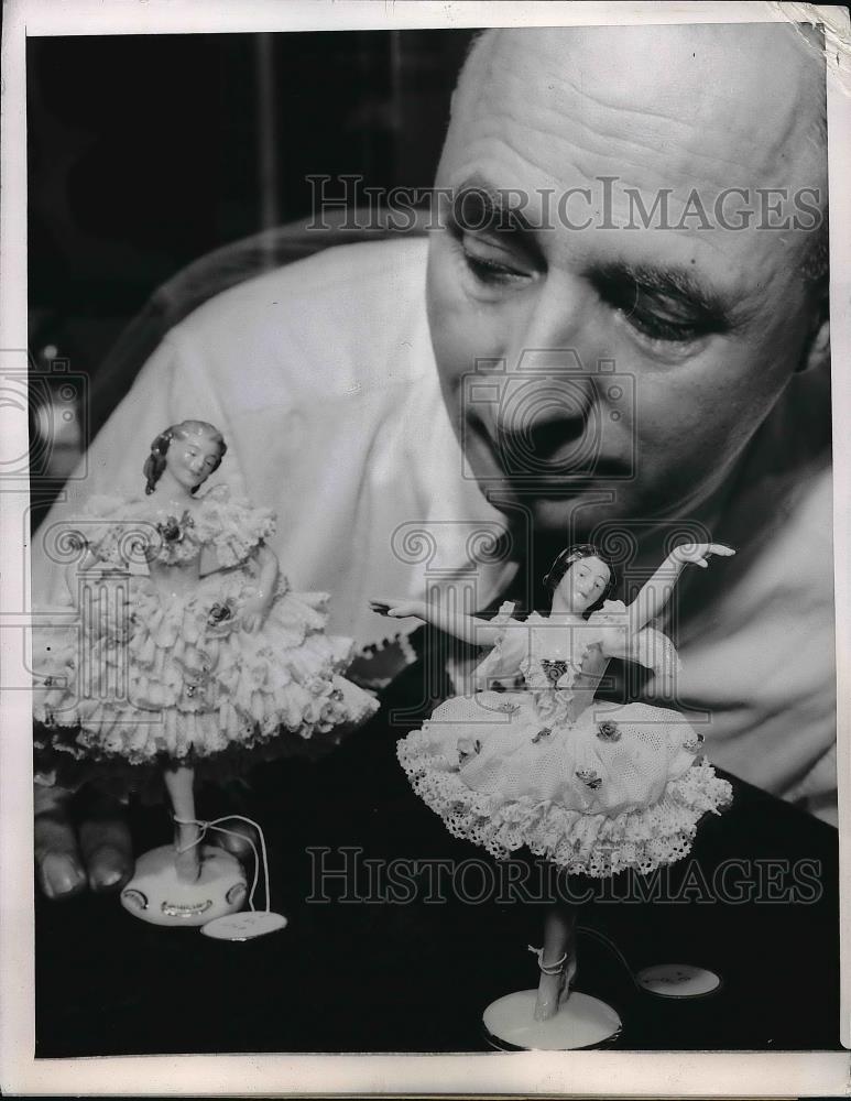 1950 Press Photo Heink Greif West Berlin Germany Figurine Sculptor - Historic Images