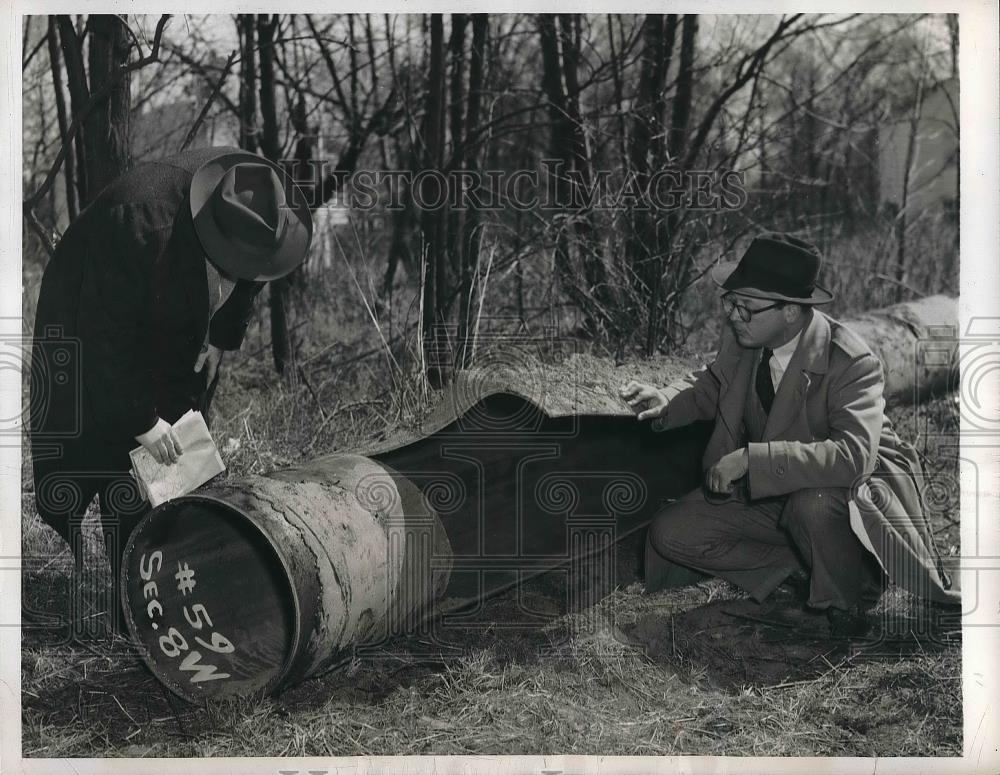 1950 Press Photo Charles Fredrickson Examines Broken Gas Pipeline - Historic Images