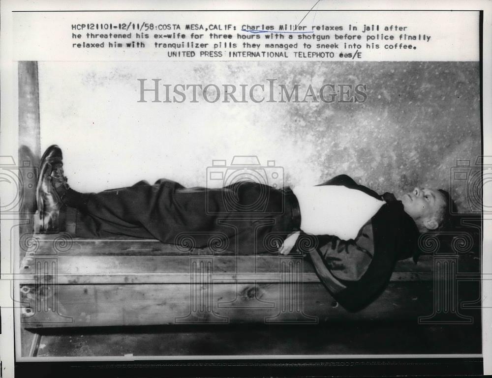 1958 Press Photo Charles Miller relaxes in jail after threatening his ex-wife - Historic Images