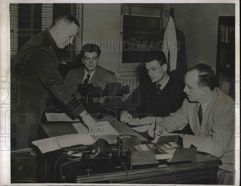 1946 Press Photo Commander H. T. Byler, Ensign Robert Newhard - Historic Images