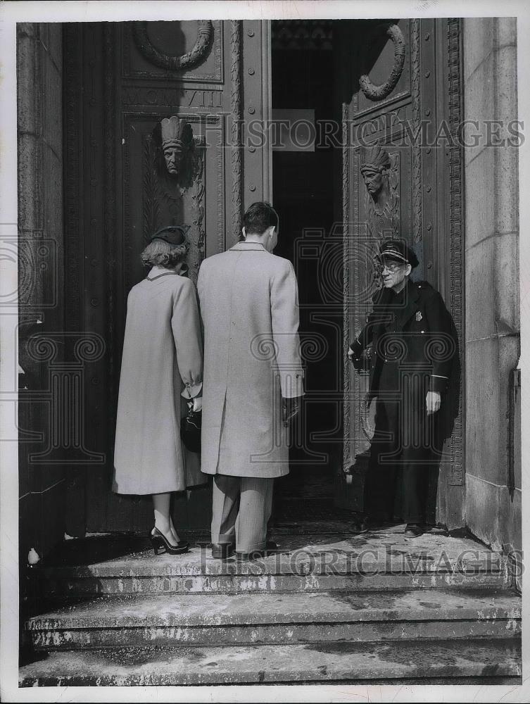 1955 Press Photo Guard Alex Ligmanowski, Cecil Smith, Linda Harges, Courthouse - Historic Images