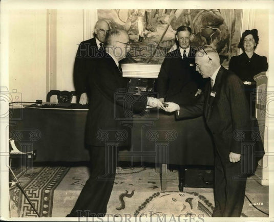 1937 Press Photo Col. G. F. Jenks presents Lincoln Gold Medal to T. Jackson - Historic Images