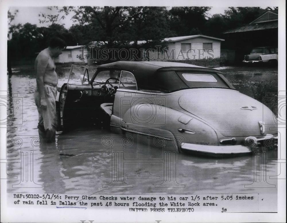 1956 Press Photo Perry Glenn Checks water damage Dallas Flooding - Historic Images