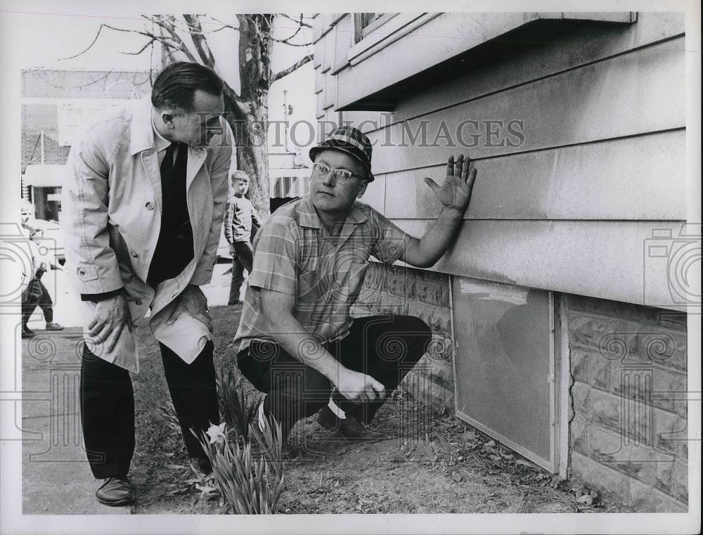 1968 Press Photo Frank Ragley, Emil Saluh, dust pollution in Fairport Harbor - Historic Images