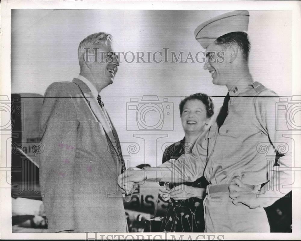 1951 Press Photo General &amp; Mrs. Albert C. Wedemeyer Greet Son Capt. Wedemeyer - Historic Images