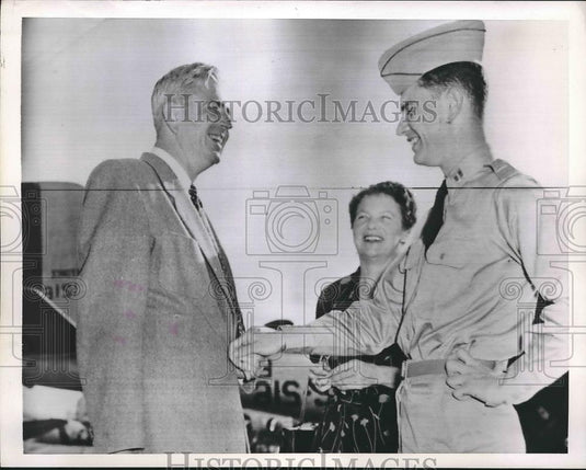 1951 Press Photo General & Mrs. Albert C. Wedemeyer Greet Son Capt. Wedemeyer - Historic Images
