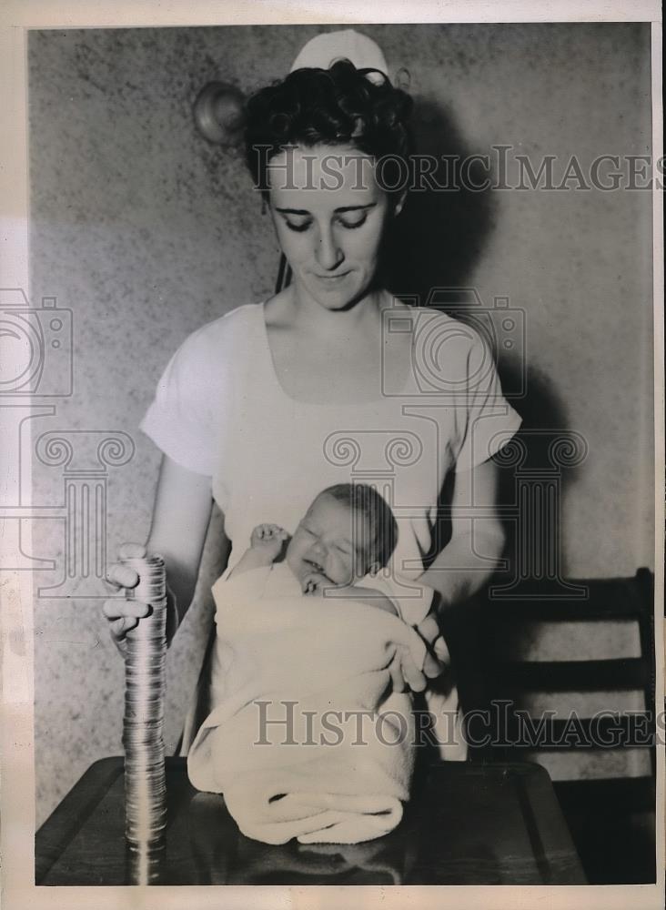 1939 Press Photo Youngster of Mrs. Stephen J. Zielinski, Silver Dollar Baby - Historic Images