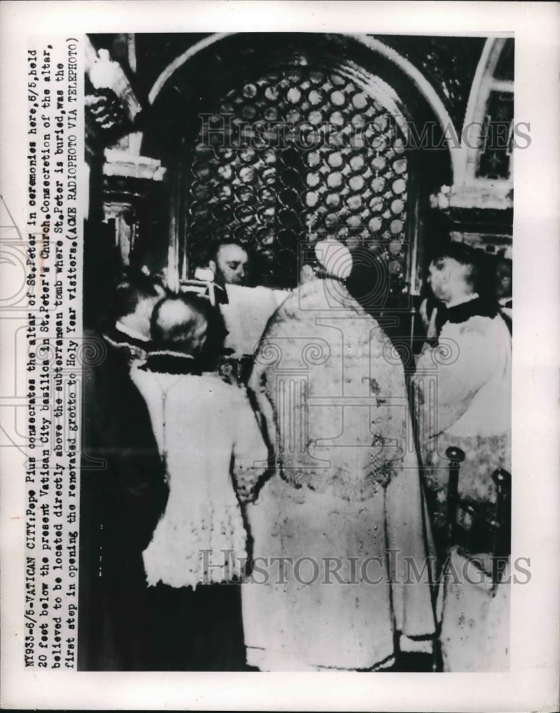 1950 Press Photo Pope Pius consecrating altar of St Peter - Historic Images